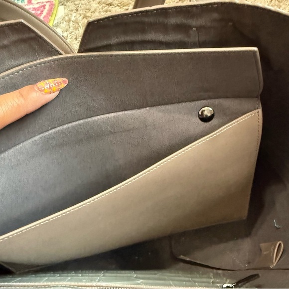 Vince large Croc embossed leather Shoulder Tote - Picture 4 of 10